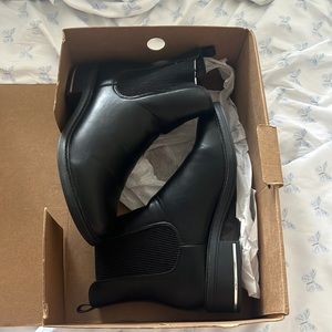 schuh chelsea boots in black